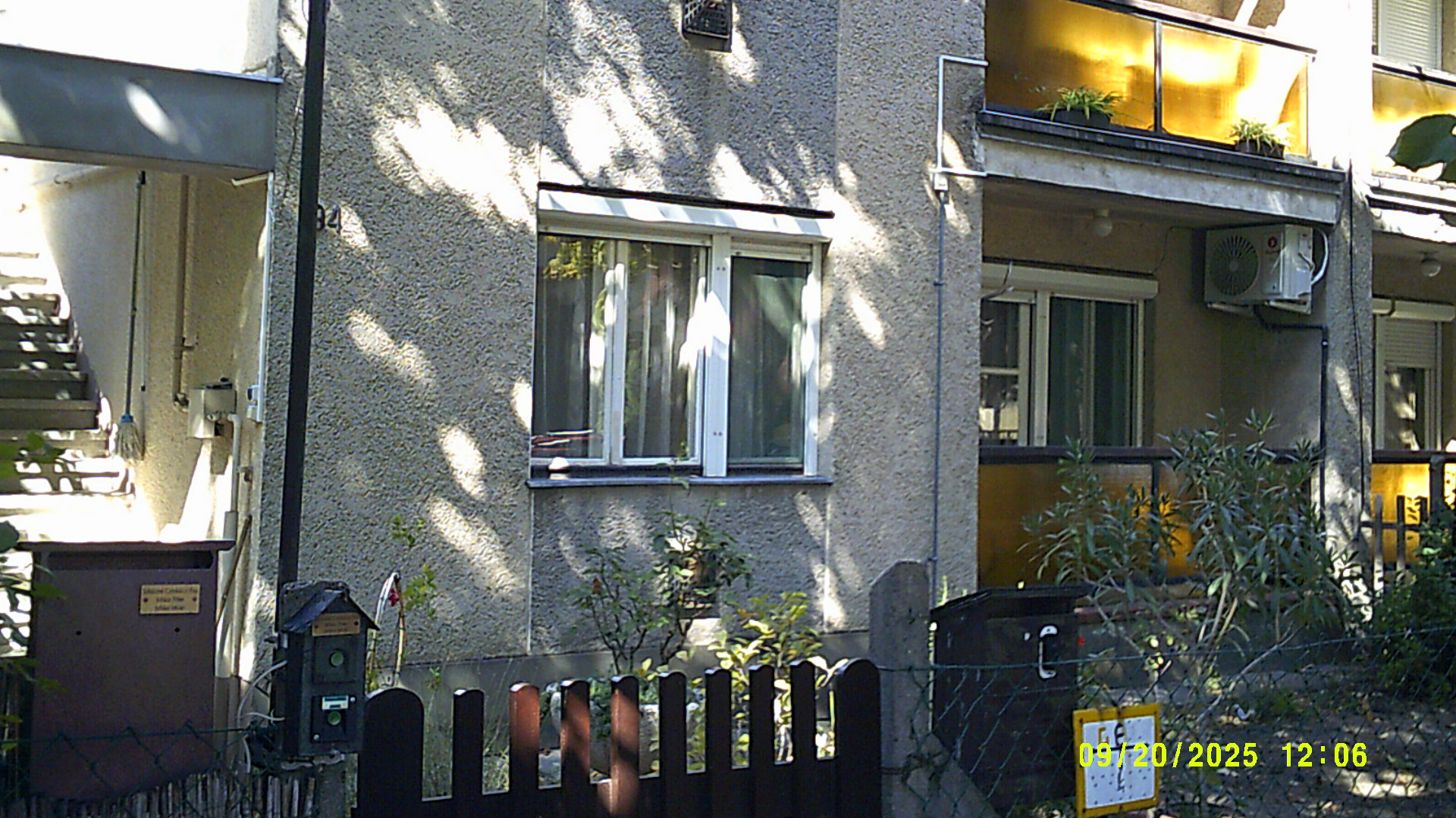 Kiskunhalas, Pozsony utcában 3 szobás lakás 2 garázzsal eladó